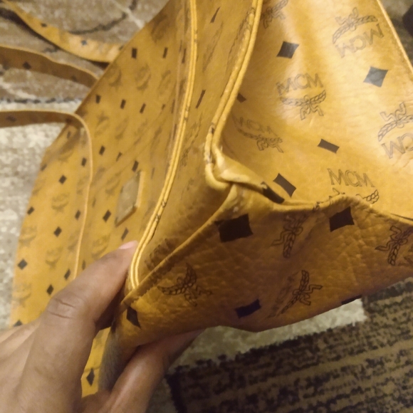 MCM Tote 🤎🖤 - Picture 9 of 16